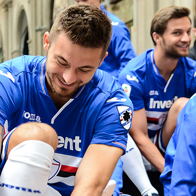 La Sampdoria torna alle origini: foto di squadra in Galleria Mazzini