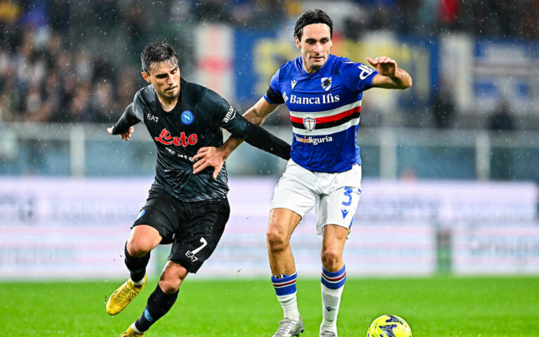 Due rigori contro e un rosso: la Samp lotta, il Napoli vince